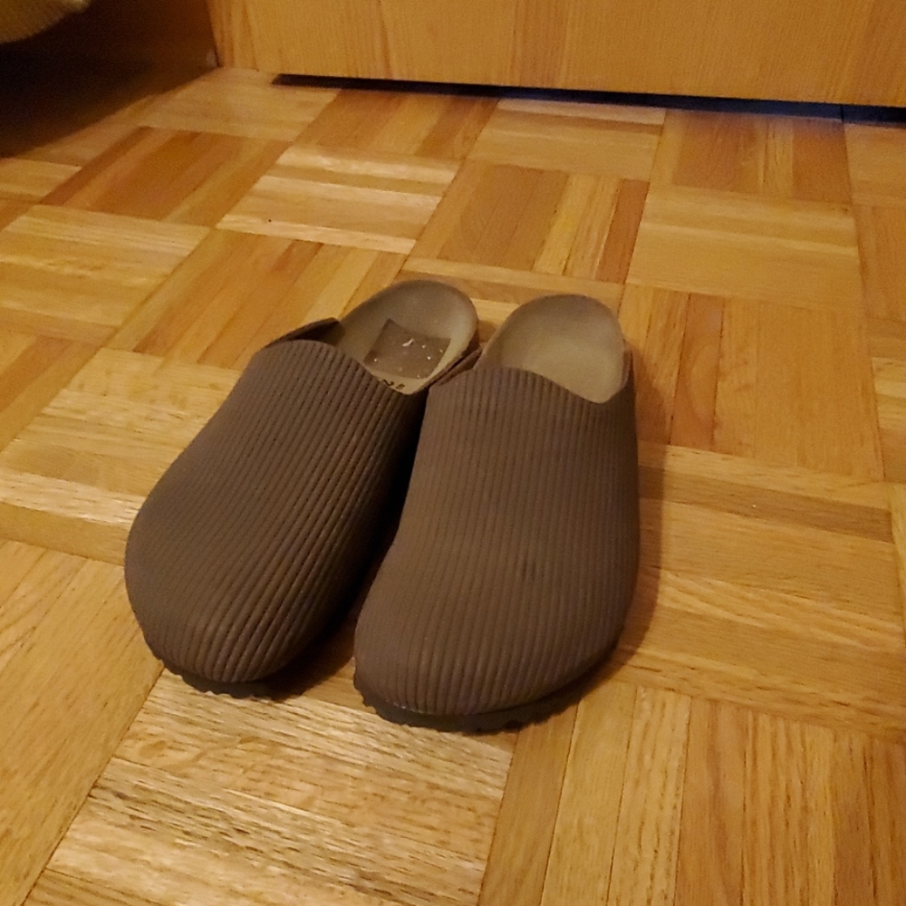Barely worn Birkenstock brown slides size 9